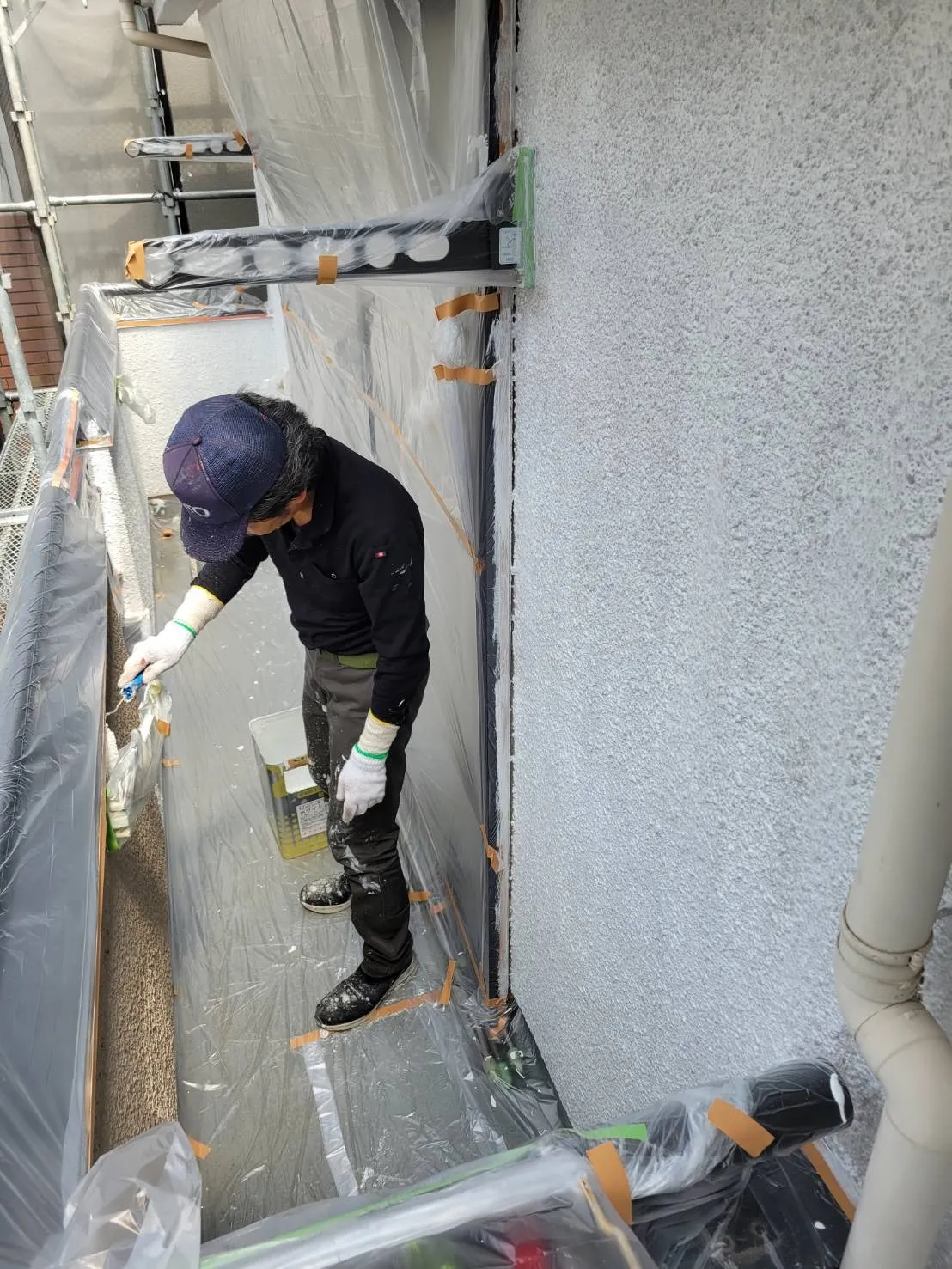 東京都世田谷区のU様邸にて外壁塗装と屋根塗装工事の下塗りが始まりました！