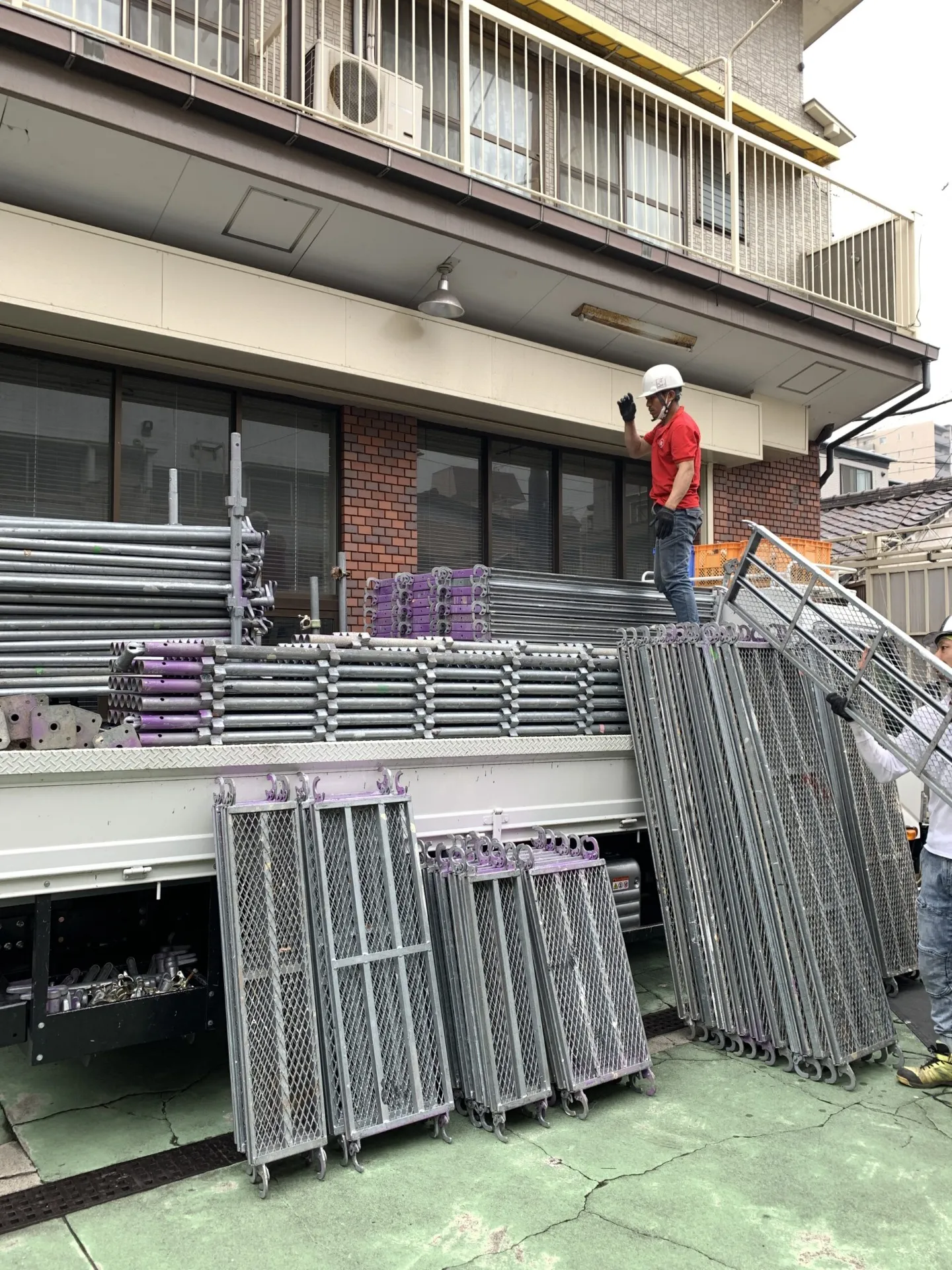 川崎市にあるA様邸の外壁塗装工事で仮設足場の組立をしました