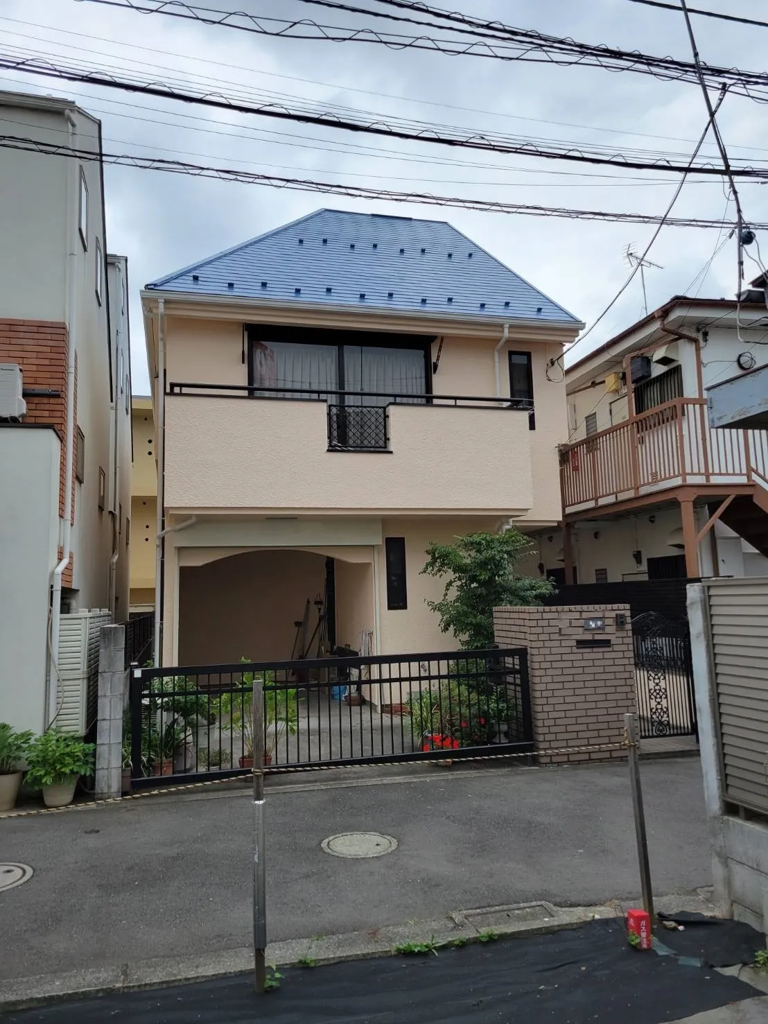 東京都世田谷区のU様邸にて施工させて頂いていた外壁塗装および屋根塗装工事が完成致しました
