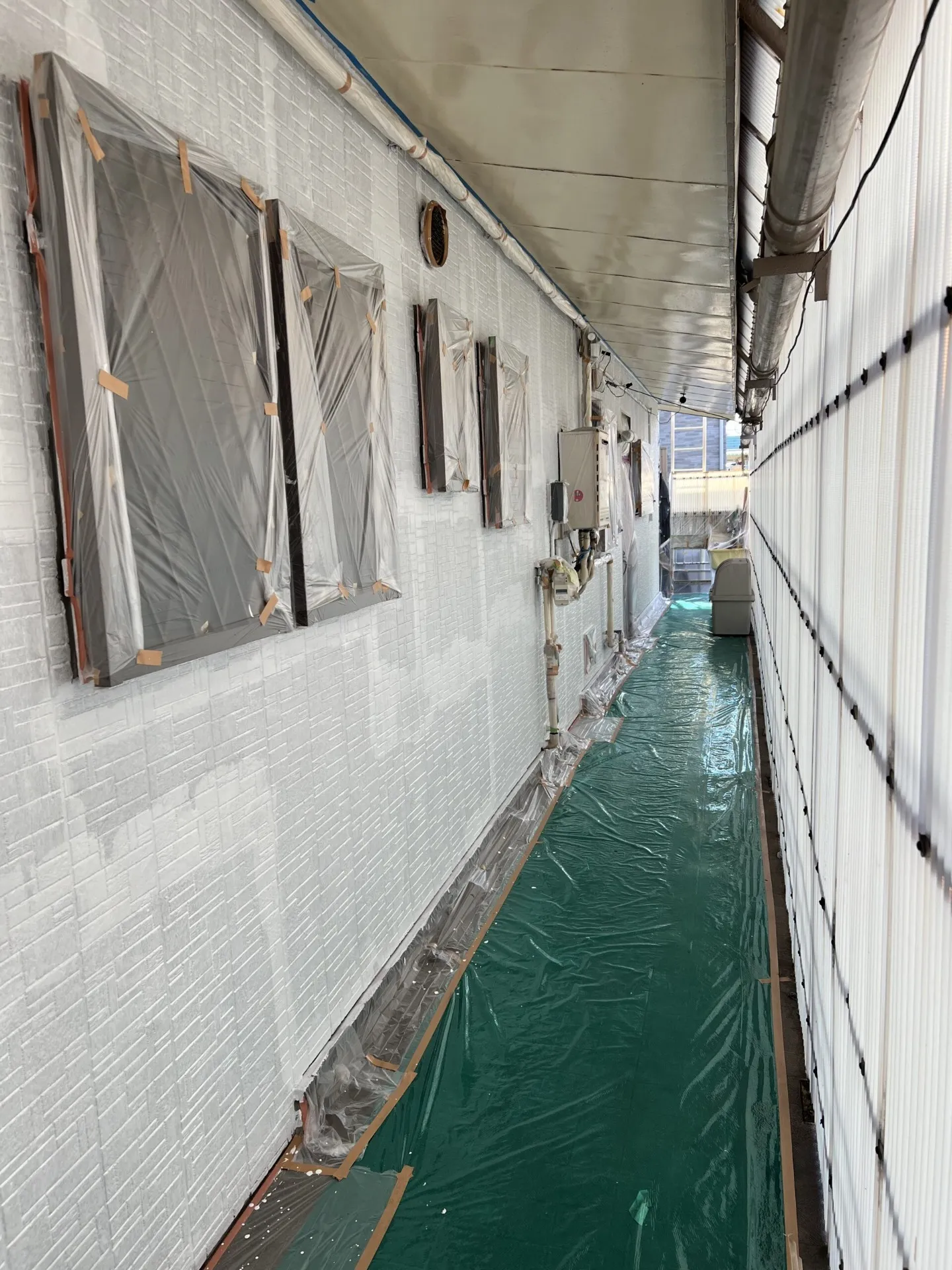 川崎市川崎区東門前にあるA様邸の外壁塗装工事でサイディングのコーキング打ち作業です