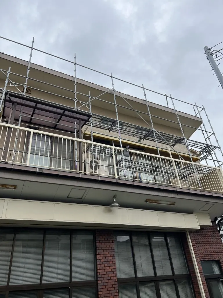 川崎市川崎区の外壁塗装現場で３階建ての足場の解体工事です！