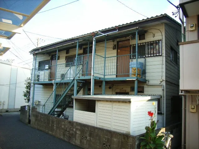 横浜市神奈川区にある在来工法の2階建てアパートで外壁塗装工事及び長尺シート貼り工事