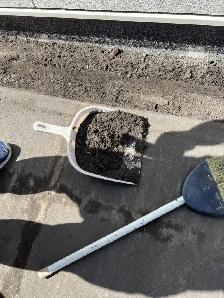 土がタイルの下にたくさんありました。このまま洗浄すると泥が雨桶に溜まってしまうので清掃します。