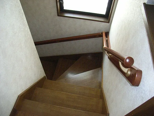 室内階段に手すりを取り付けるリフォーム工事例