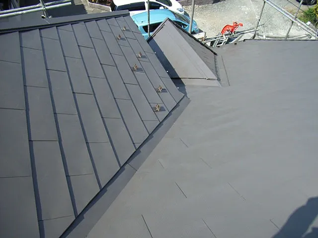 カバールーフ工法による屋根の葺き替え工事