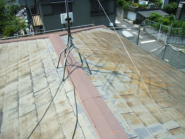 風化した屋根にカバー工法を施した屋根リフォーム工事例