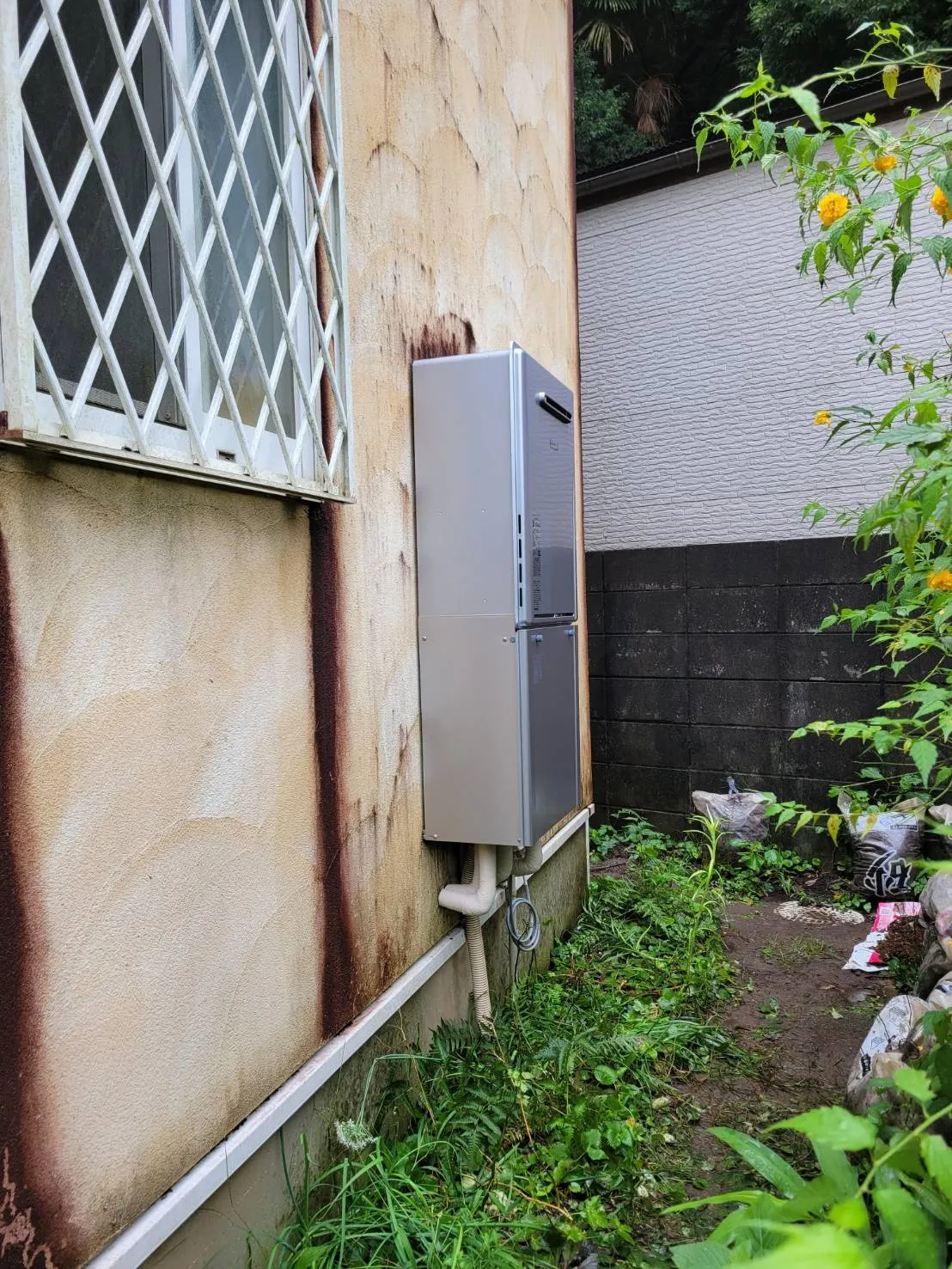 本日は、横浜市緑区内の戸建て住宅にて、リンナイ製の給湯器とマルチリモコンの交換工事をさせて頂きました。