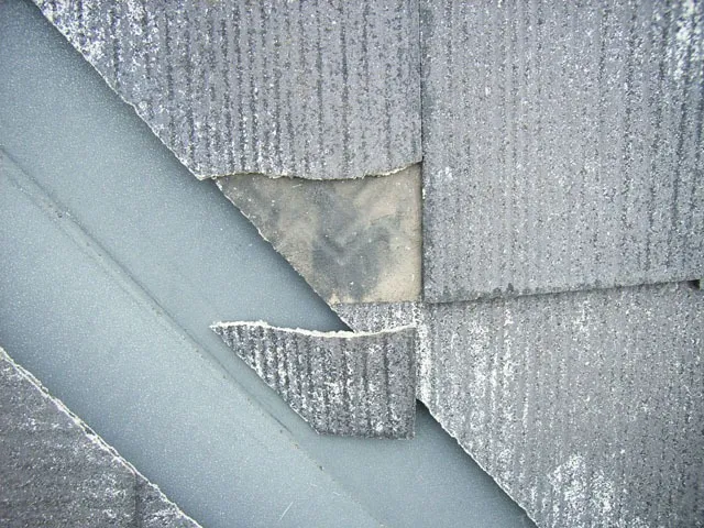スレート屋根にできた欠損部の補修工事