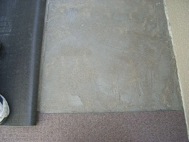 廊下部のシート貼り作業は半分づつ貼ります。