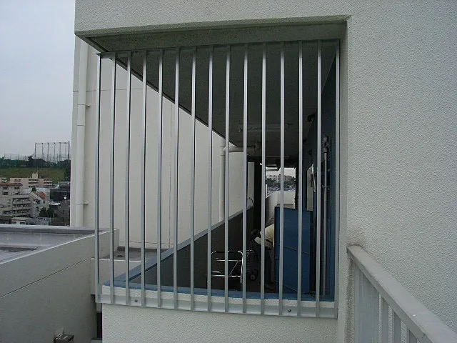 マンションの屋上とベランダの境界部に防犯用の柵を設置