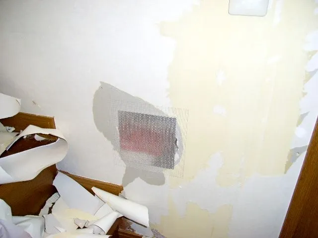 リペアプレートを使用した壁穴の補修