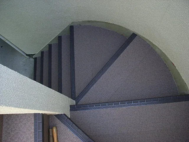 階段部の長尺シート貼り作業