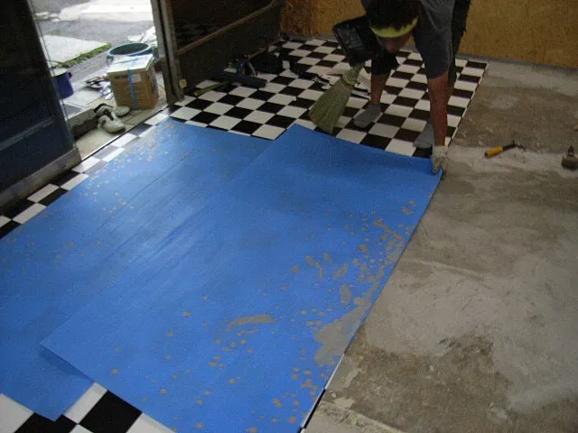 モルタルの乾燥後に床にＣＦを貼ります