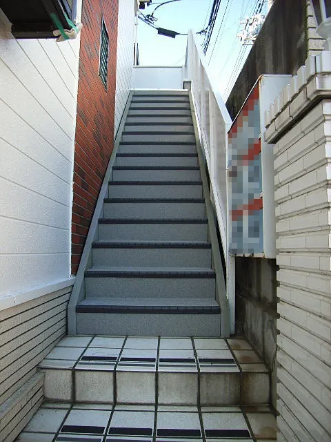 アパートの外階段に発生する錆の対策としてタキステップを施工