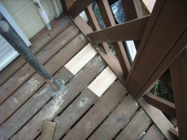 木部の腐食など経年劣化により傷んだウッドデッキの補修工事