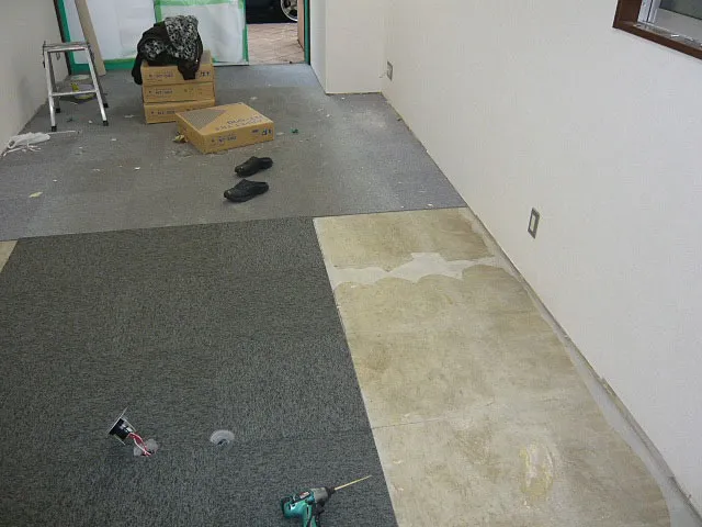 壁紙や床材の施工作業