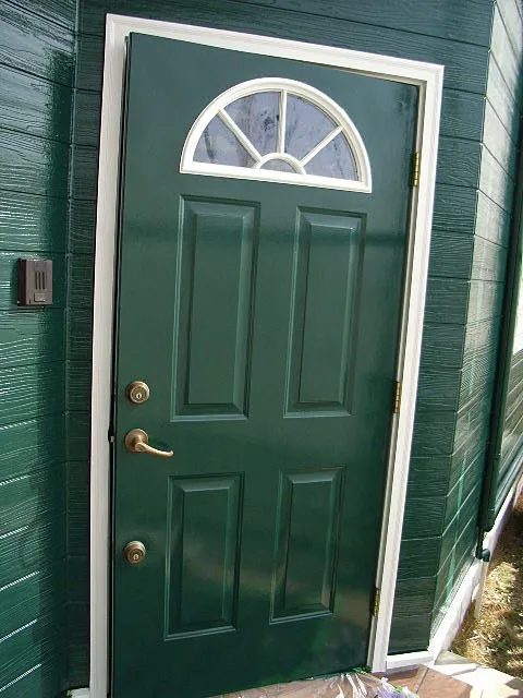 塗装作業完了後の玄関扉