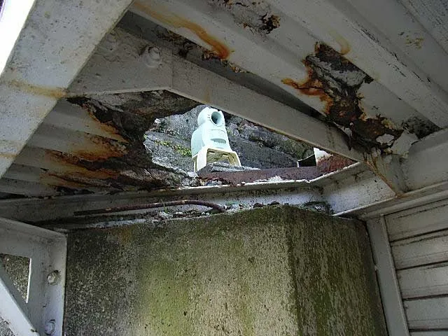 ガレージ天井にあるキーストンプレートの鉄錆除去及び溶接補修