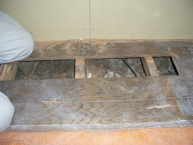 腐食したフローリングの床板を部分補修