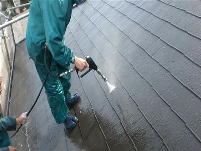 高圧洗浄により屋根のカビやコケを除去