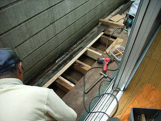 腐食したバルコニーの床をFRP防水で補修