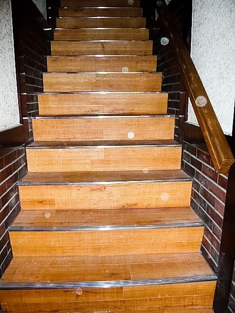 階段部もフロアと同じ床材を施工しました