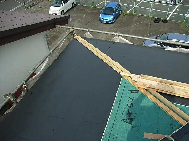 軒先から徐々に屋根材を敷き詰めていきます