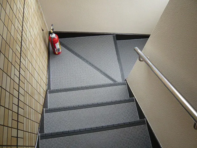 マンションの廊下や階段に長尺シートのタキステップを施工