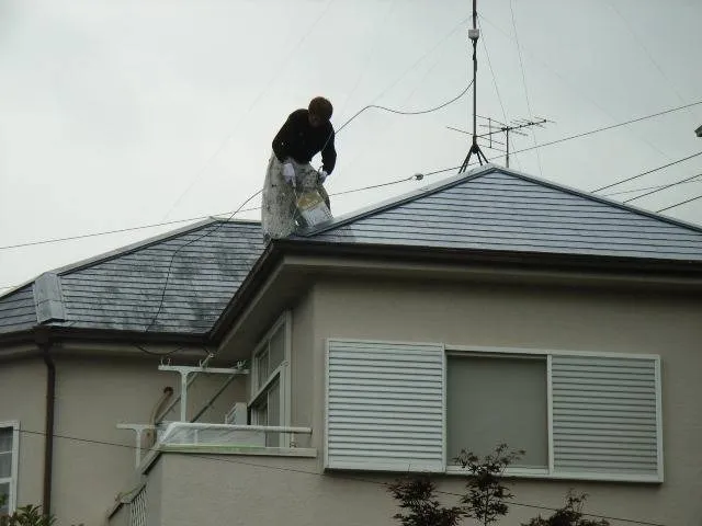 屋根の塗装中