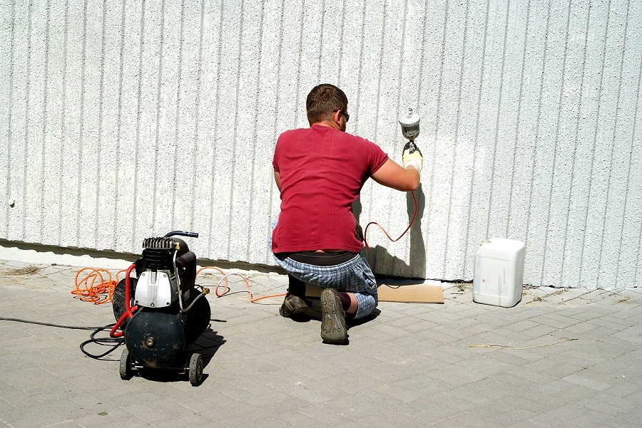 乾燥時間を考えながら外壁塗装を行っている人